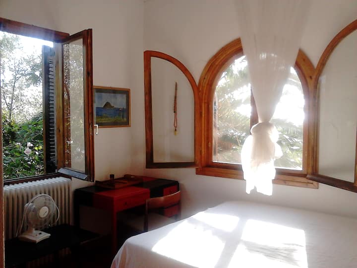 Eastern bedroom with own bathroom (1/3)