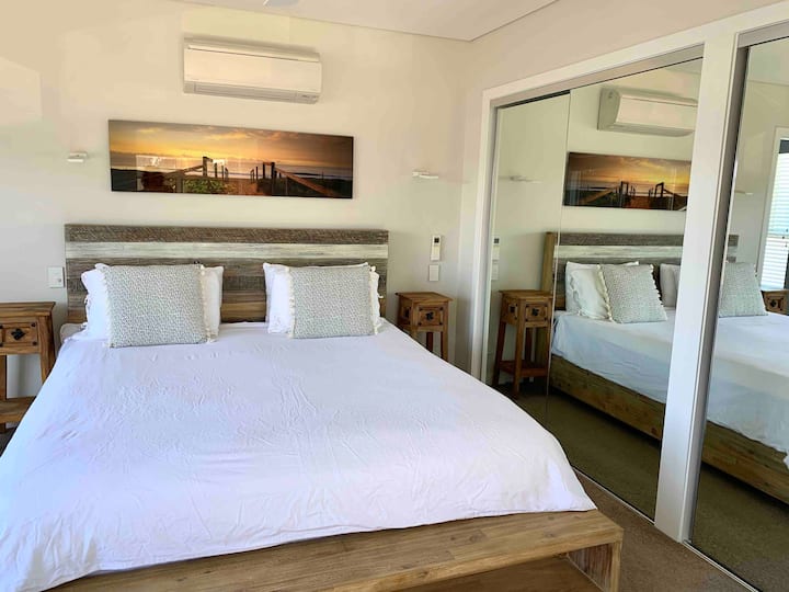 The Beach House has a Master bedroom complete with a quality, pocket sprung king size bed and private en-suite with susjedna sunroom