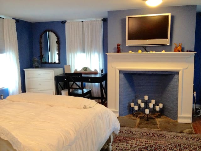 Comfortable quiet  in historic home