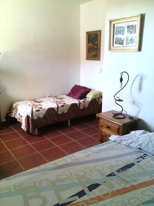 Cama de matrimonio y 1 sencilla