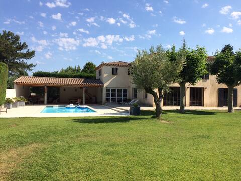 Large contemporary house south Aix en Provence,