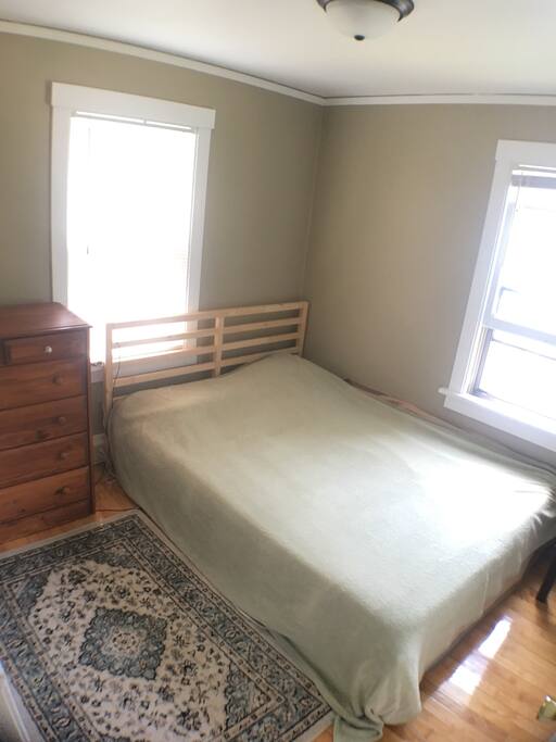 Queen bed room