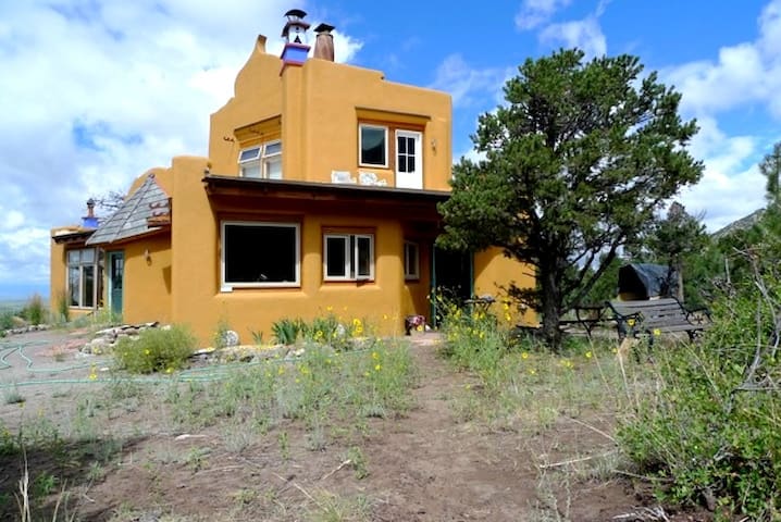 Blue Sky Mastersuite - Expansive Views Unique Home