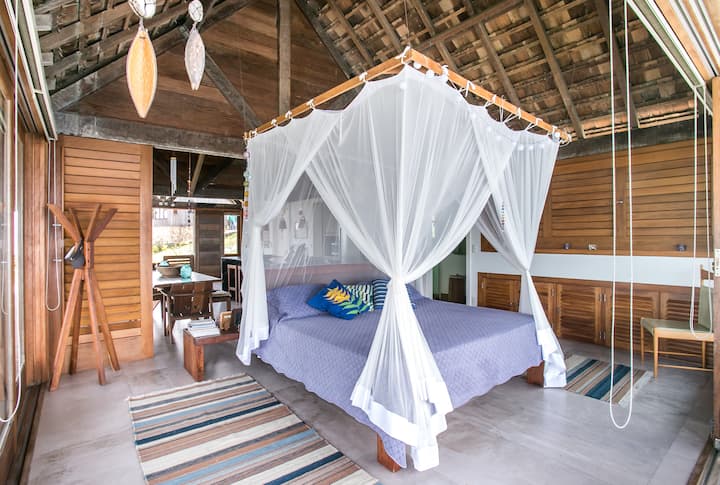Cama da suíte principal, integrada com a cozinha e sala como um grande loft de frente para o mar.