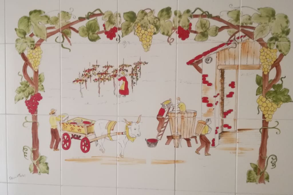 Particolare delle piastrelle della cucina, raffigurante una vendemmia d'altri tempi