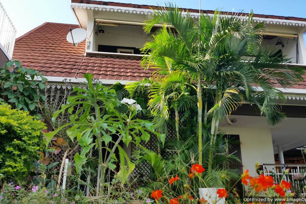 la location est située à l'étage de la villa