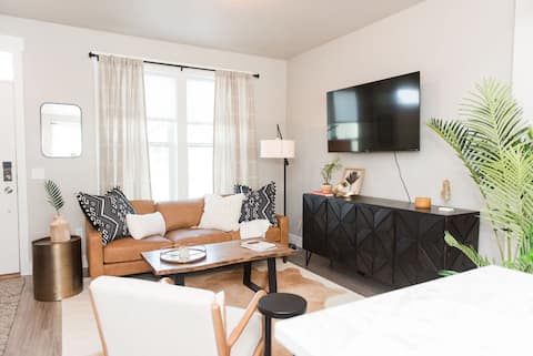 *Upscale Townhouse with Patio (Kid Friendly)