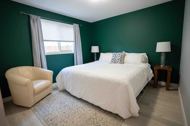 חדר שינה מס '2 - מזרן קפיצי עם ארון מלא.