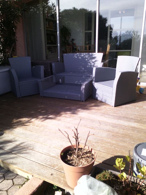 terrasse en bois avec salon expo EST