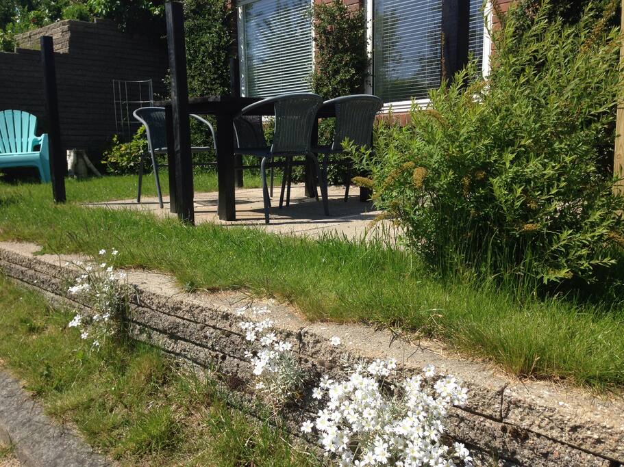 Haven med terrasse ligger for enden af stille vilavej