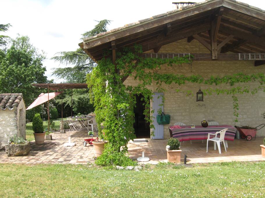 La piscine sera devant ce grand auvent!