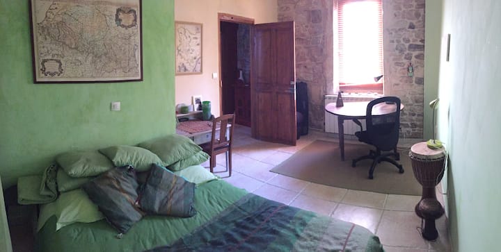 Chambre verte avec lit 140 cm et coin futon en 140 cm