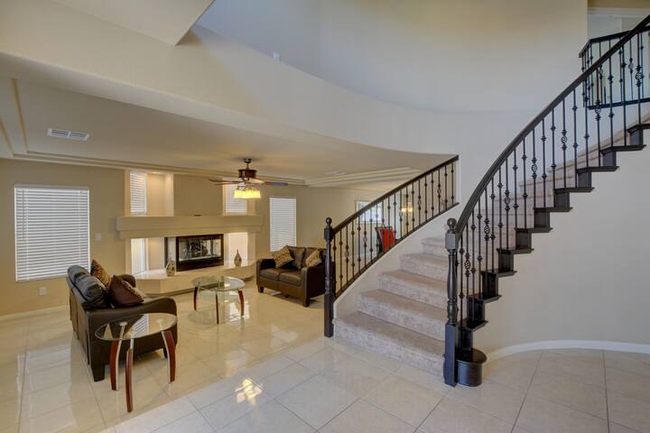 Las Vegas home nearby airport, shopping and strip! gallery image 5
