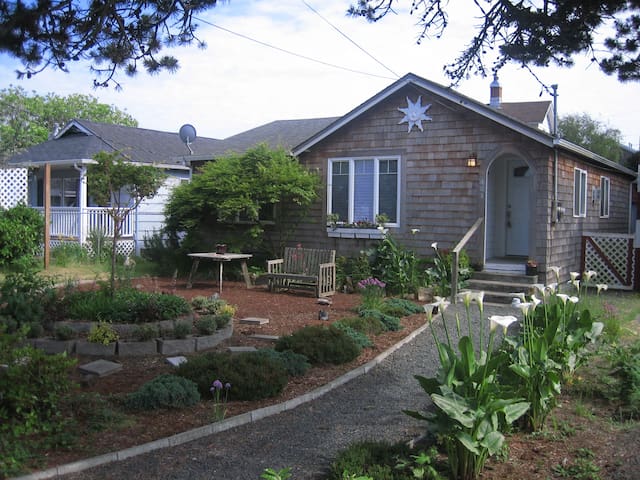 2 MIN WALK TO SAND! ACROSS ST. FROM PARK & RIVER!