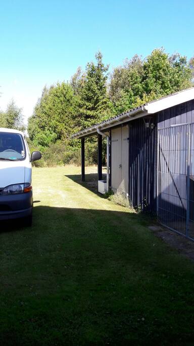 Fra front car port & hundegård.