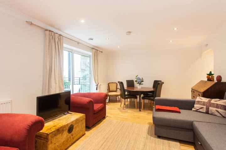 Superior 2 Bedroom / 2 bathroom St Pauls Free WiFi gallery image 5