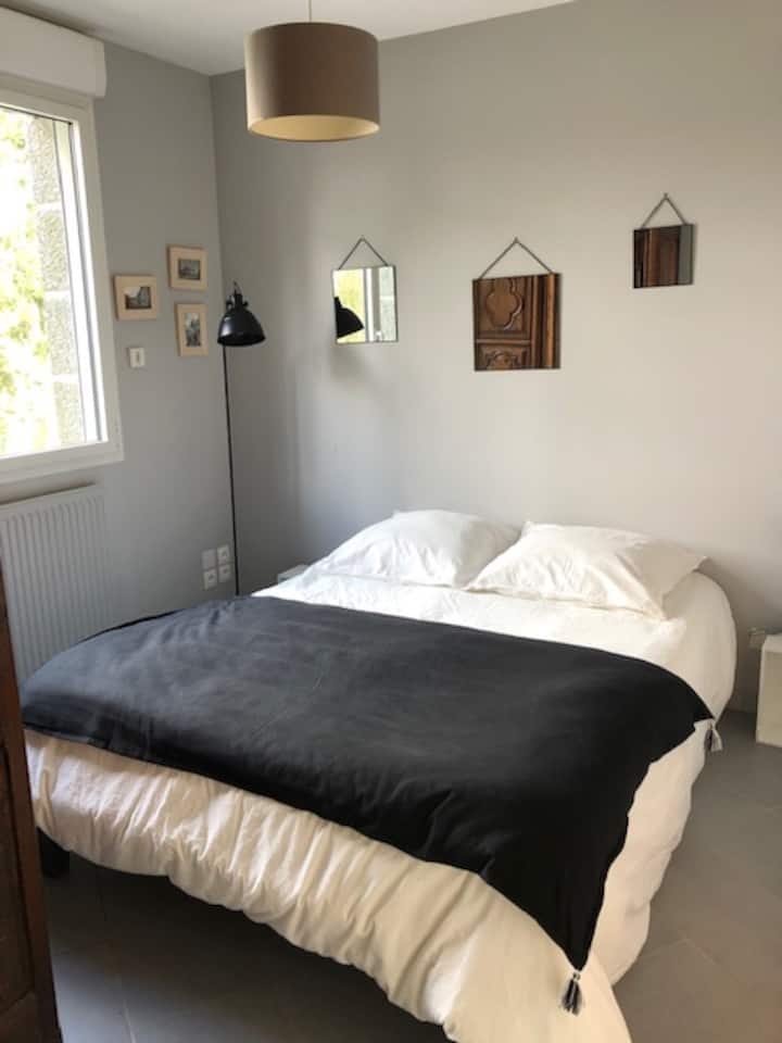 Hálószoba fürdőszobával 
lit de 140 X 190