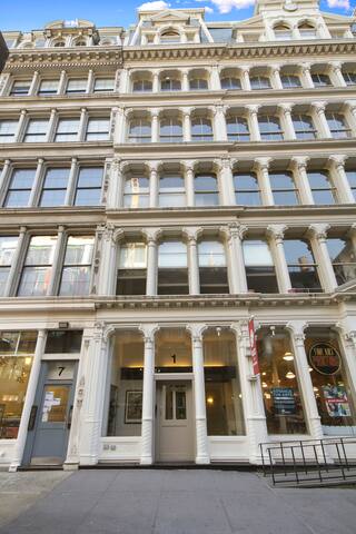 Beautiful Classic Bond Street NoHo Loft gallery image 4