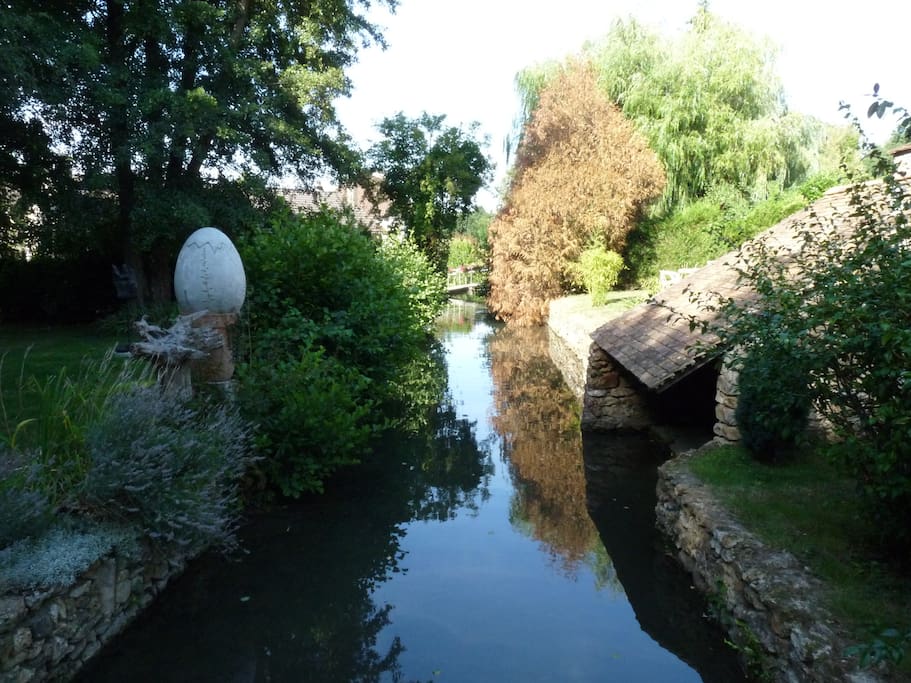 The Orge river splits the property in two beautiful gardens / L'Orge sépare la propriété en deux jolis jardins