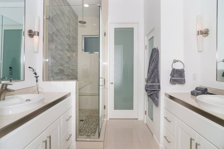 2300+ Sq Ft Brand New Home with Amazing Views! gallery image 5