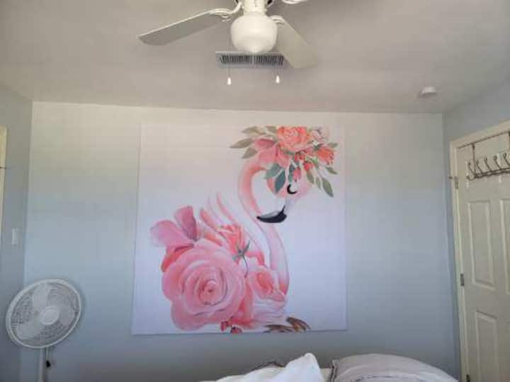 Kur mbesa jote dëshiron një dhomë gjumi me flamingo, ke një dhomë me flamingo