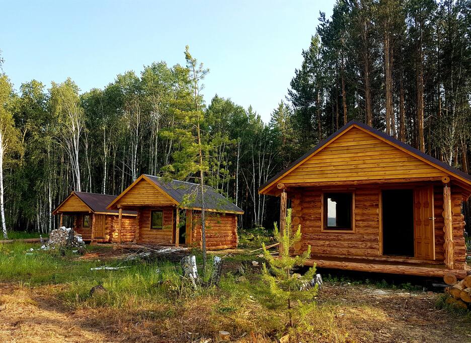 Женщина в дачном домике. Предприятия иркутска. Работа с проживанием иркутская область. Усадьба набаймар ольхон. Байкал мандархан сити.