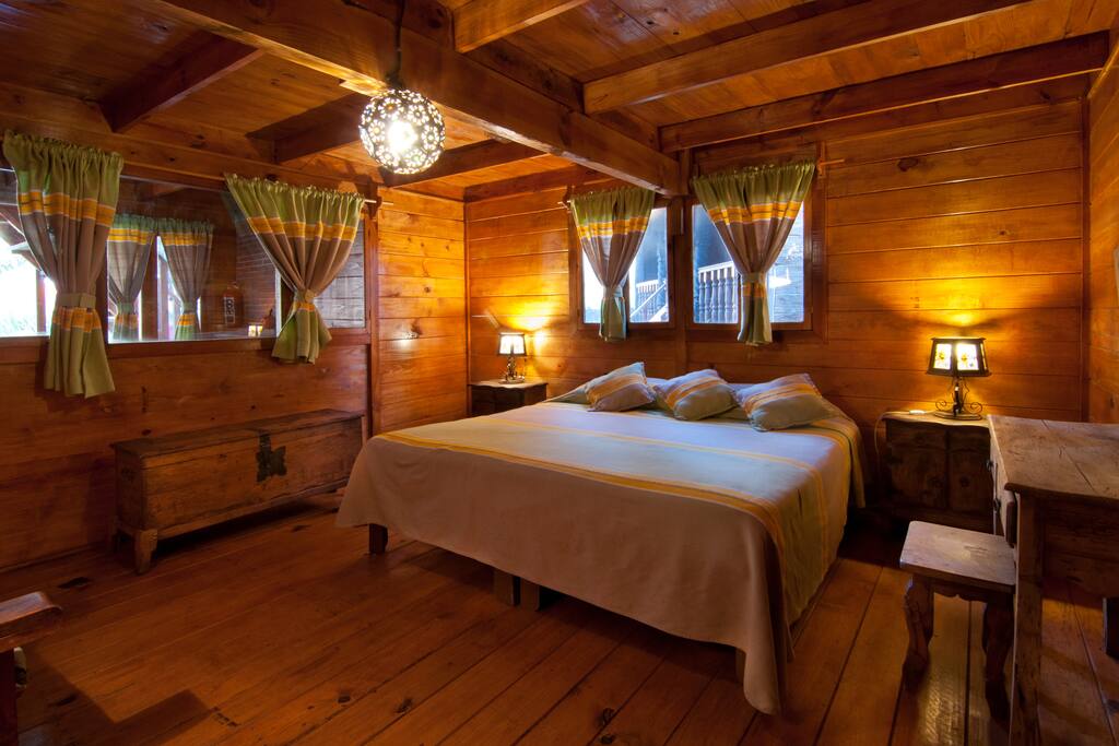 Habitación principal con cama king size.