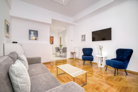 Top Airbnb: Elegant Light 2 Bedroom Condo Prime Central Athens in Δήμος Καισαριανής