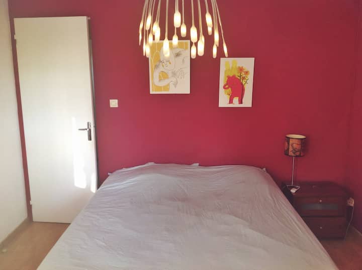 Spálňa na prízemí s manželskou posteľou, posteľná bielizeň s vítanou z pamäťovej peny a klimatizáciou