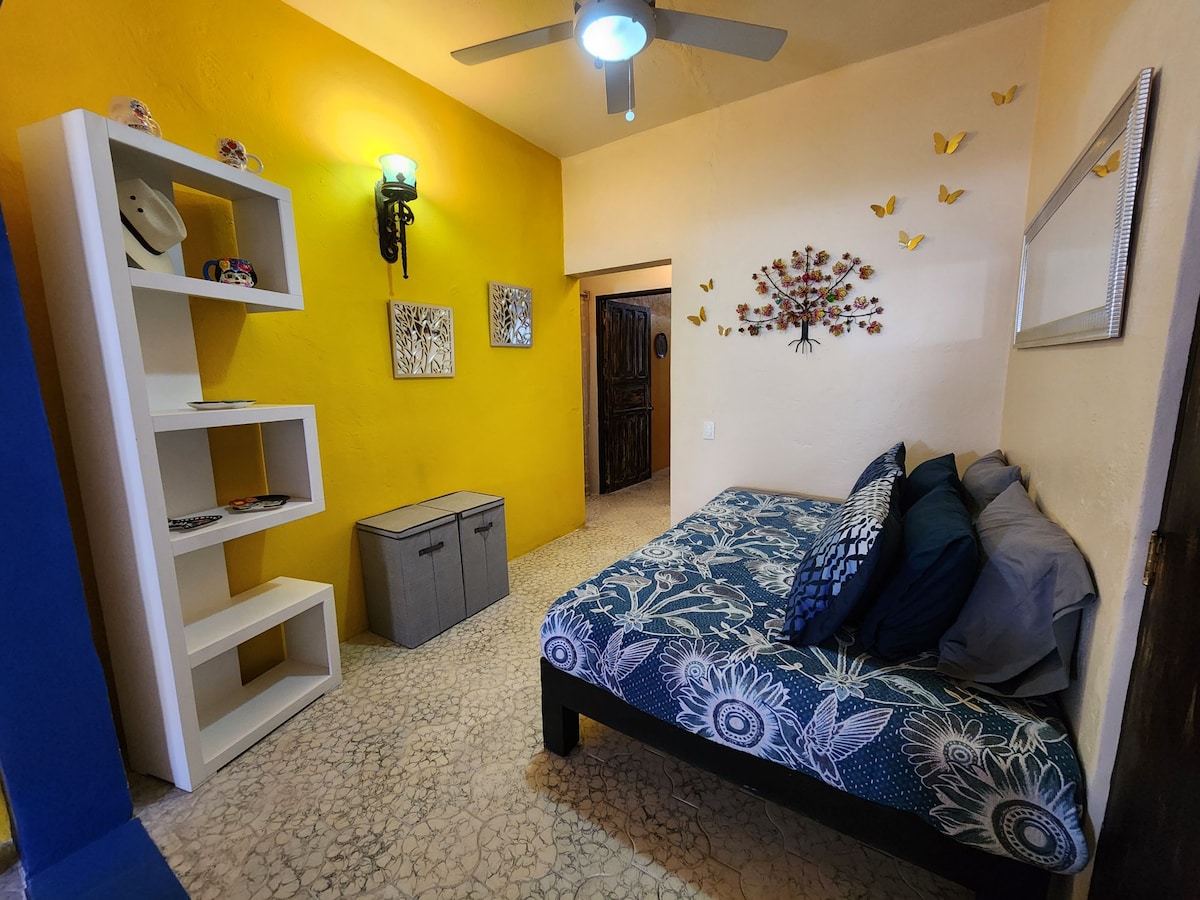 Soggiorno con un letto matrimoniale.