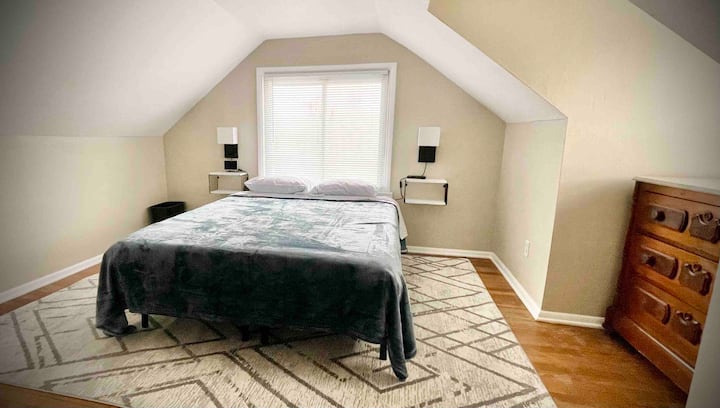 Televisheni janja na saa ya king 'ora w/kituo cha kuchaji cha jumla kinasubiri amri yako, na kuongeza urahisi wa kisasa kwenye sehemu yako ya kukaa. Usiogope mwanga mkali wa mchana, mapazia ya giza ya chumba yamewekwa kwenye dirisha kuu, kuhakikisha usingizi usio na usumbufu.