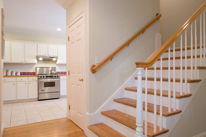 Amazing roof deck-near everything! gallery image 4