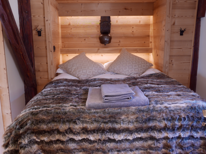 Спалня с голямо двойно легло