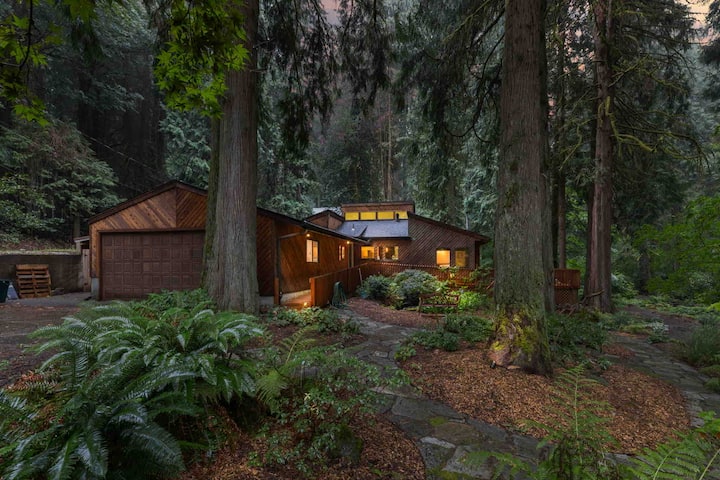 Creekside Retreat with Hot Tub