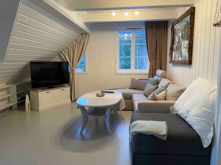 Sebule kwenye ghorofa ya pili. Ikiwa ni pamoja na kitanda cha sofa cha kuvuta nje sentimita 140 na kitanda cha kuvuta cha sentimita 90. 