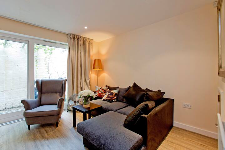 Luxurious and Modern 4 Bedroom House in gated development, moments away from Ladbroke Grove gallery image 3