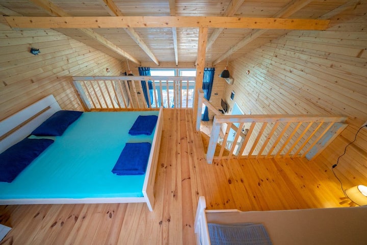 غرفة نوم في الطابق العلوي. تتسع لنوم 3 أشخاص