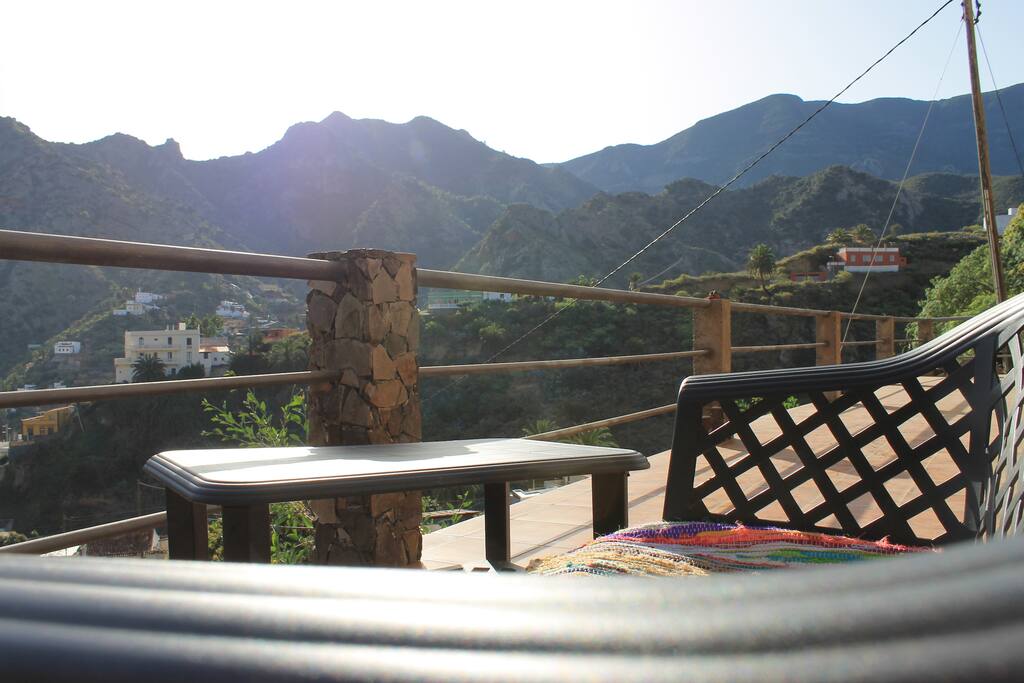 AMPLIA TERRAZA DONDE PODRÁ DISFRUTAR DE LAS PRECIOSAS VISTA DEL PUEBLO DE VALLEHERMOSO Y DEL FAMOSO ROQUE CANO, QUE VERÁ DESDE TODA LA CASA.