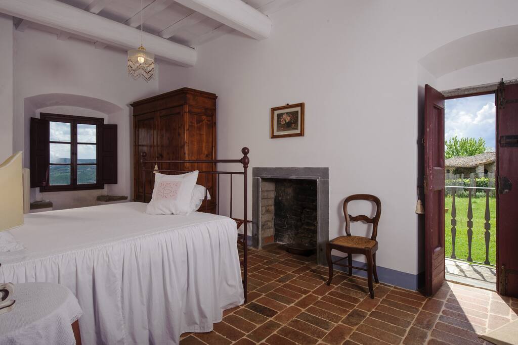 Bedroom with direct access to the garden