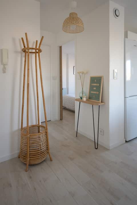 Top Airbnb: F2 air-conditioned, 200 m from the beach, large terrace and pool in Fréjus