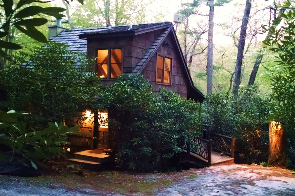 The Hobbit House romantic bark covered cottage! Cottages for Rent