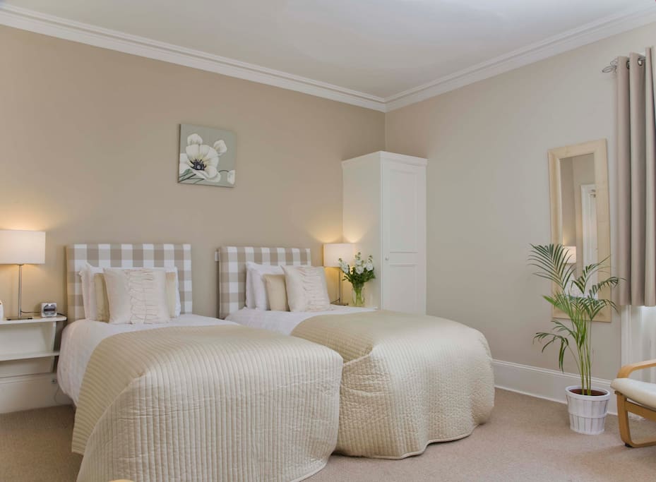 Superior twin room (ensuite)