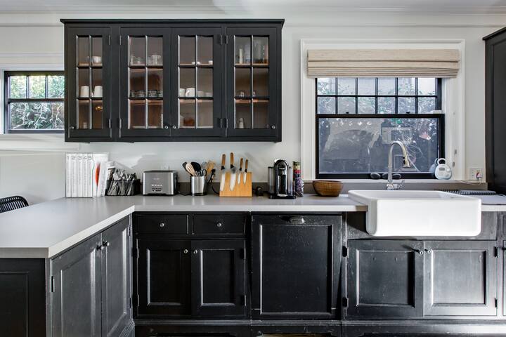 Venice Beach Indoor-Outdoor Oasis in Walk Street District gallery image 4