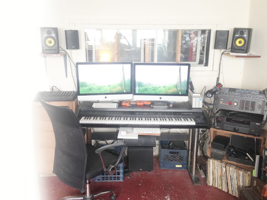 Two monitor workstation for editing music/film & photos. Equipped with FCPX, Logic X, Photoshop, and numerous other media applications.