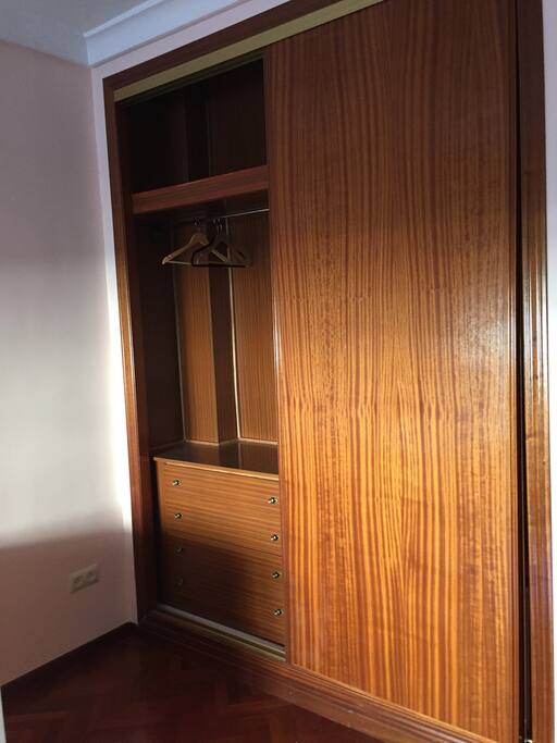 Armario grande y cajones para su uso
Large closet and drawers