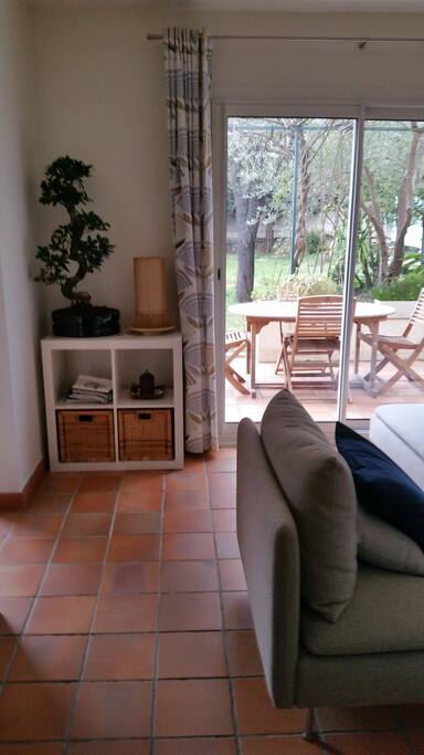 Le salon : vue sur le jardin