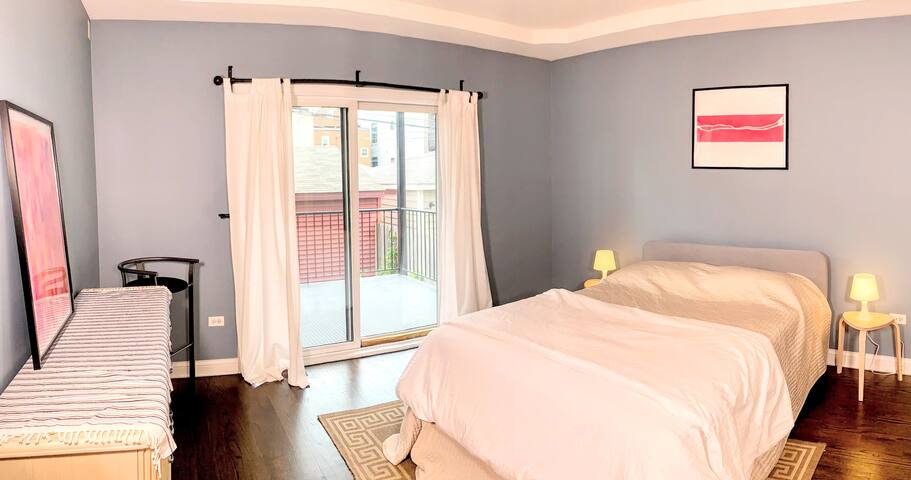 Luxurious & Artsy Condo in Bucktown – 4 Bed/3 Bath gallery image 3