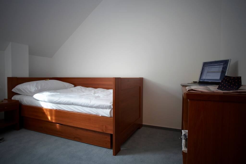 Bedroom with 2 single beds