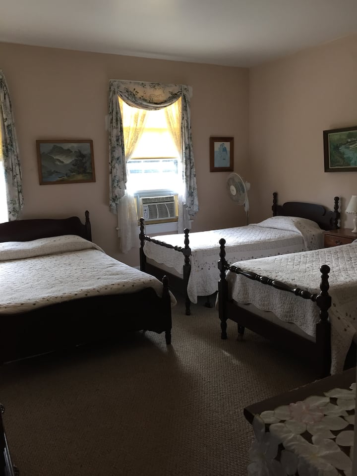 Das Schlafzimmer auf der 2. Etage verfügt über 1 Doppelbett und 2 Einzelbetten.