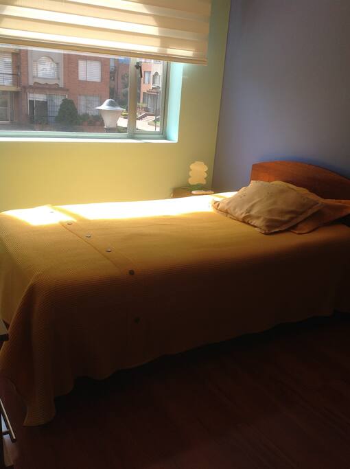 Cuarto 2 con cama semidoble, iluminada